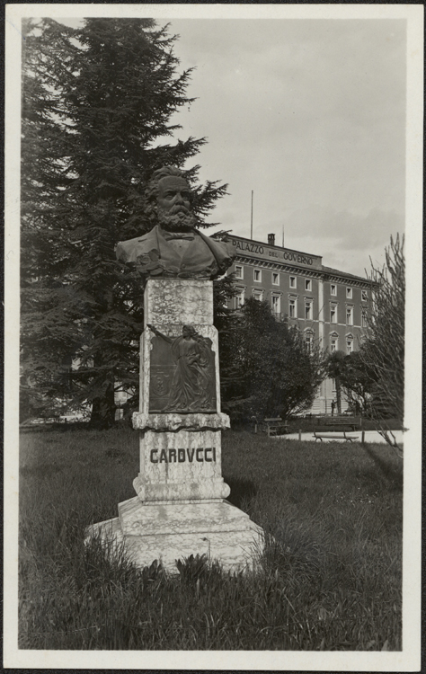 139x87 mm, b/n. Probably published between 1920 and 1930